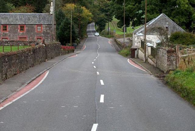 Droga A811 w Arnprior w Szkocji z krętym oznakowaniem poziomym. Zródło: Facebook.com/TheQueensEnglish 