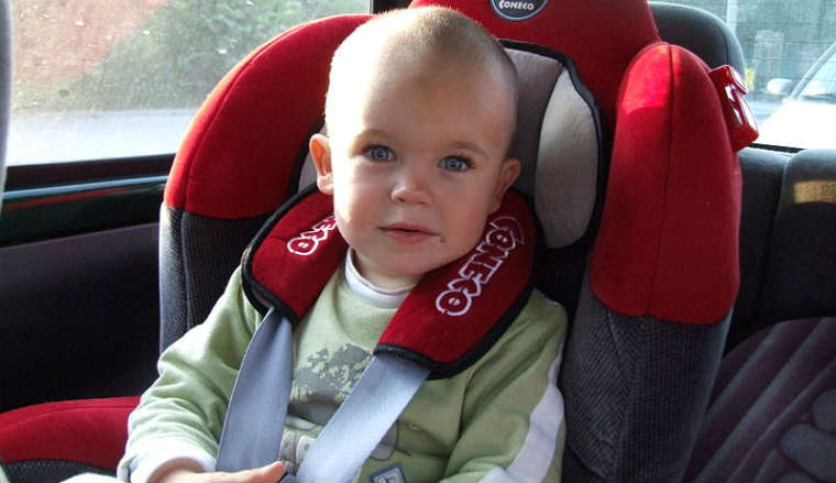 Dziecko w foteliku samochodowym