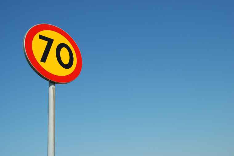 Znak drogowy, ograniczenie prędkości do 70 km/h