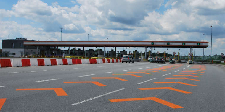 Bramki dla samochodów osobowych z viaTOLL - prowadzą do nich pomarańczowe znaki na jezdni. Fot. GDDKiA