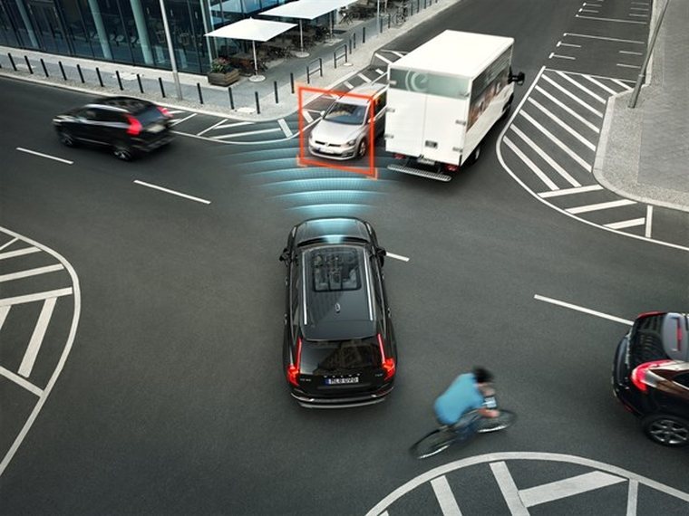 Asystent omijania w akcji, fot. Volvo Volvo_XC90_City_Safety_Intersection