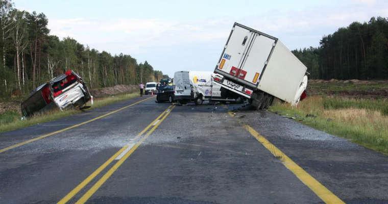 Wypadek w miejscowości Anielów zakwalifikowano jako katastrofę w ruchu lądowym. Fot. Policja