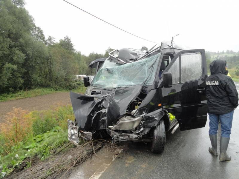 Wypadek busa z weselnikami w Nowym Sączu. Źródło: PSP Nowy Sącz