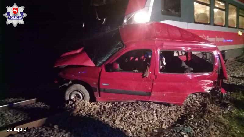 Wypadek na przejeździe w miejscowości Niedrzwica Kościelna Fot. KWP Lublin