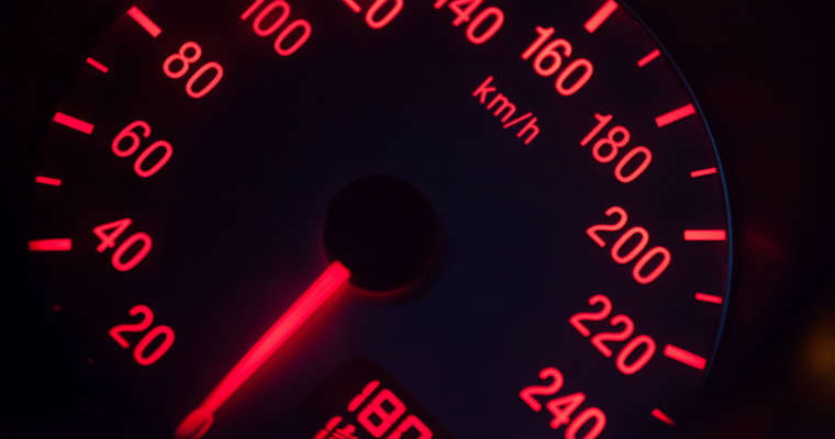 Jeśli nie zareagujemy na ostrzeżenia Inteligentny tempomat sam dostosuje prędkość samochodu do limitów na drodze. Fot CC0