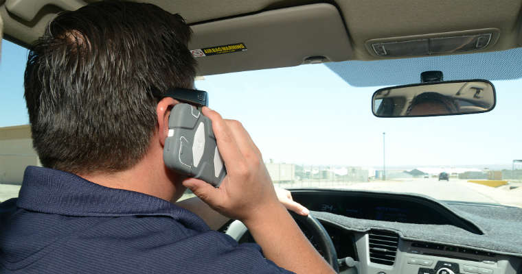 Jazda z telefonem w ręku jest tak samo niebezpieczna jak rozmawianie przez zestaw głośnomówiący. Reakcje kierowcy są wolniejsze o 40 proc. Fot. CC0