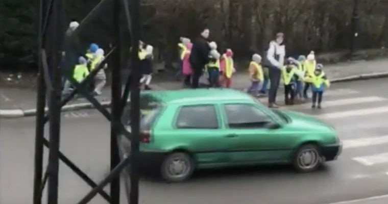 Kierowca przejeżdżająca przed dziećmi na pasach w Lwówku Śląskim straciła prawo jazdy. Źródło: YouTube