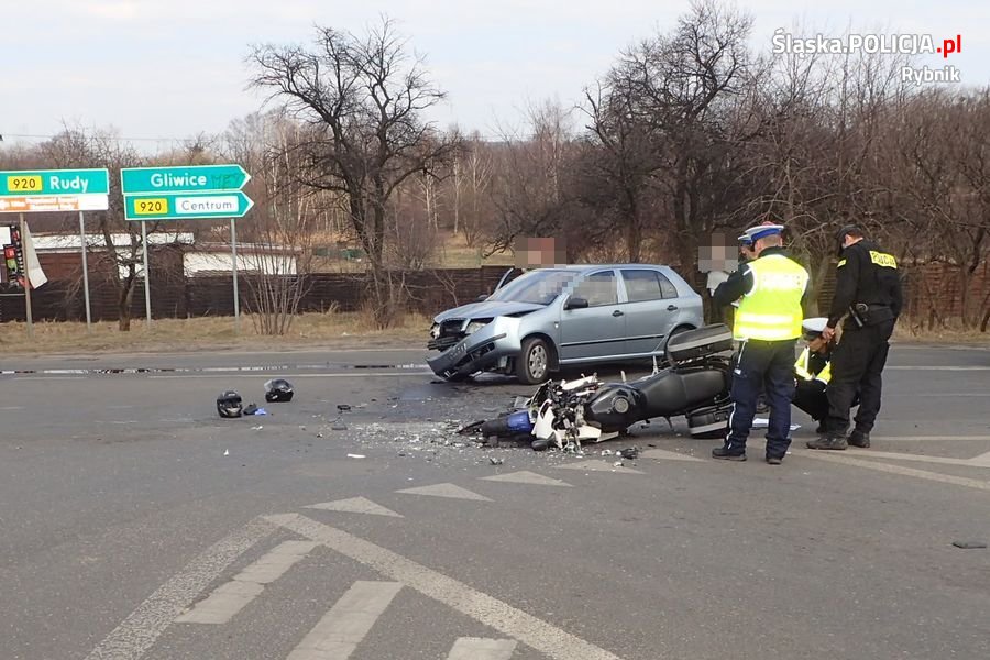 Wypadek z motocyklistą wiozącym dziecko w Rybniku. Fot. Śląska Policja