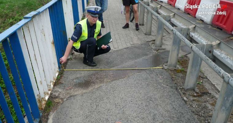 Czołowe zderzenie rowerzystów w Jastrzębiu-Zdroju. Obaj jechali po chodniku. Fot. Policja