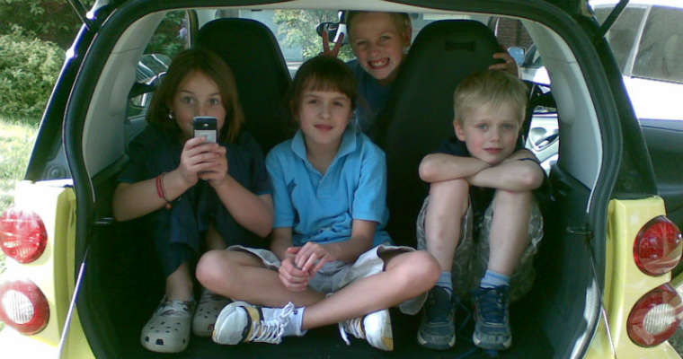 Dzieci w samochodzie. Fot. Andrew Currie/Flickr/CC BY 2.0