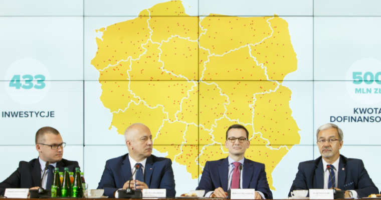 Premier Mateusz Morawiecki na odprawie z wojewodami zapowiedział, że rząd przeznaczy w tym roku na budowę i remonty dróg lokalnych 1,3 mld zł. Fot. KPRM