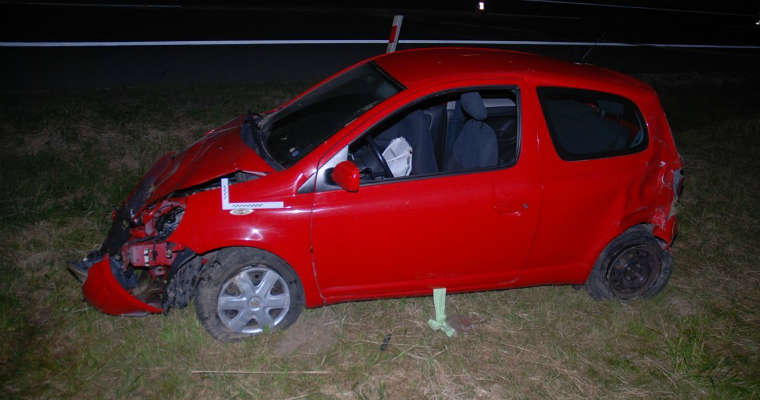 Kobieta kierująca toyotą po wypadku na obwodnicy Piask wypadła z samochodu. Nie miała zapiętych pasów bezpieczeństwa. Fot. policja