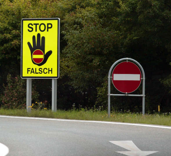 Znak ostrzegający przed wjazdem pod prąd na drodze szybkiego ruchu w Austrii. Fot. Pflatsch/CC-ASA-3.0