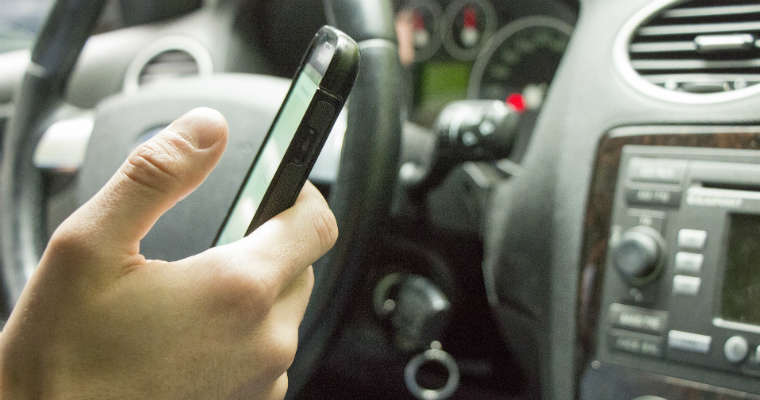 Używanie smartfona podczas jazdy samochodem. Fot. CC0