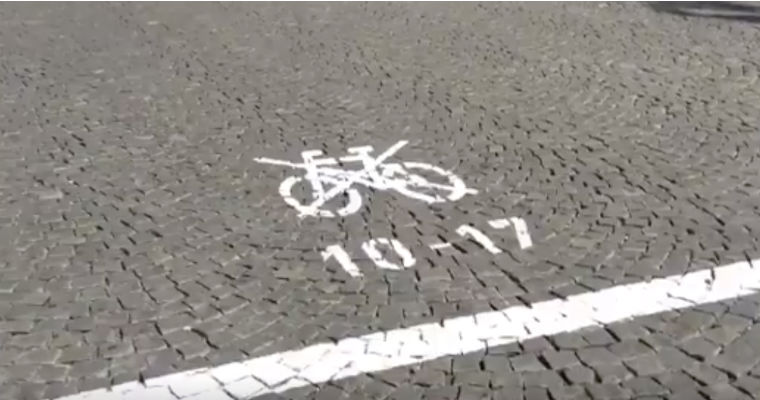 Zakaz jazdy rowerami w dzielnicy Pragi w Czechach. Źródło: Česká televize