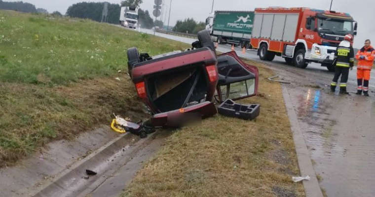 Dachowanie na autostradzie A4. Fot. Policja