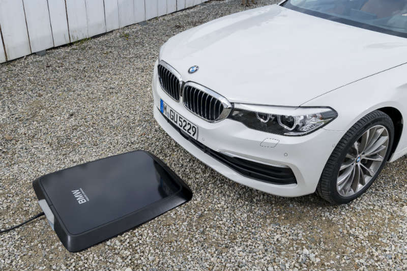 Bezprzewodowe ładowanie samochodów BMW. Fot. materiały prasowe