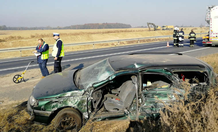 Autobus Flixbus uderzył w prawidłowo jadące renault. Kierowca trafił do szpitala. Fot. Policja