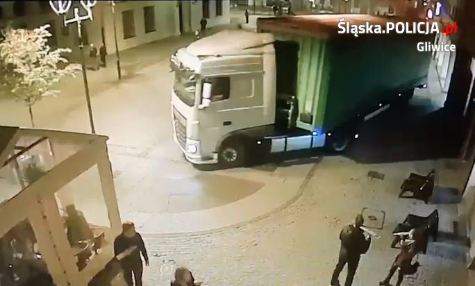 Kierowca ciężarówki zabłądził i wjechał na rynek w Gliwicach. Fot. Policja