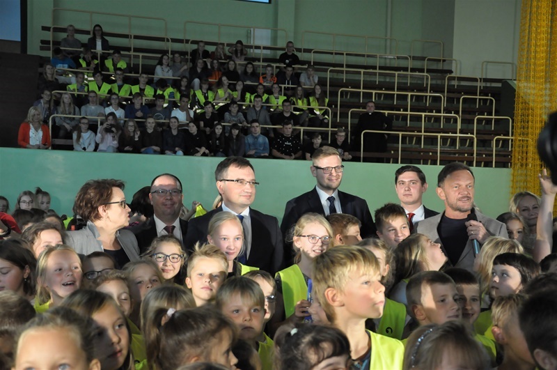 Minister Zbigniew Ziobro i szefowa MEN Anna Zalewska ogłosili kampanię "Dobrze Cię widzieć", w której resort kupił 3 mln odblaskowych kamizelek dla uczniów. Fot. MS