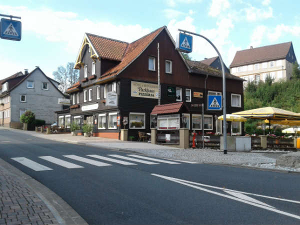 Niemcy. Przejście dla pieszych typu "zebra" - są dobrze oznakowane i znajdują się tylko w obszarach zabudowanych. Fot. Wiesław Migdałek