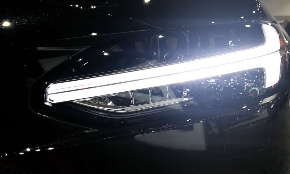 Samochodowe światła LED do jazdy dziennej. Fot. MTSRider18/CC ASA 3.0
