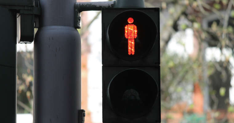 Sygnalizator czerwonego światła dla pieszych. Fot. CC0