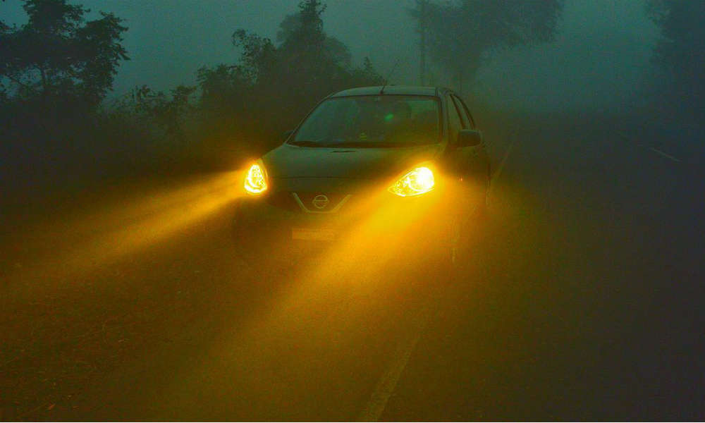 Samochód we mgle. Fot. Raghav veturi/CC ASA 4.0