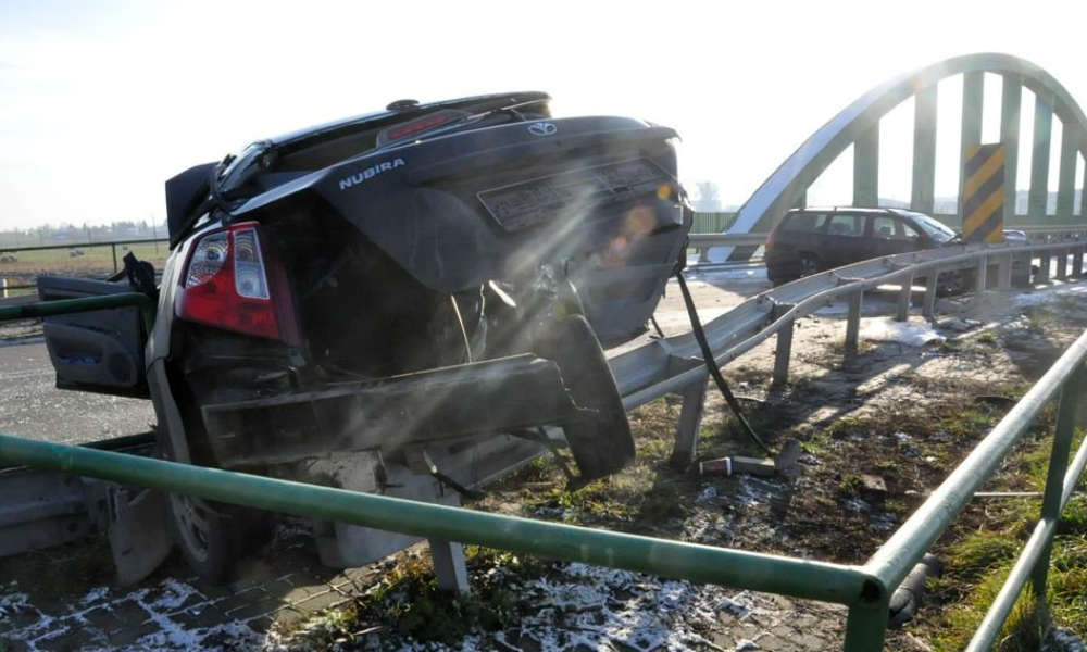 Kobieta kierująca daewoo wpadła w poślizg i zginęła na moście w Hrubieszowie. Fot. Policja