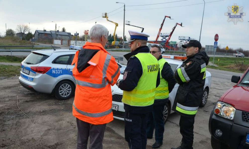 Zespół do spraw badania wypadków ze skutkiem śmiertelnym na miejscu wypadku w Gościcinie. Fot. Policja