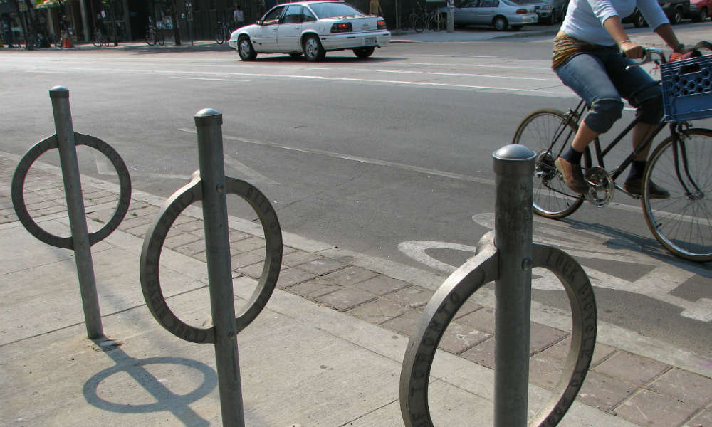 Stojak rowerowy na ulicy w Toronto. Fot. Xavier Snelgrove/CC ASA 2.5