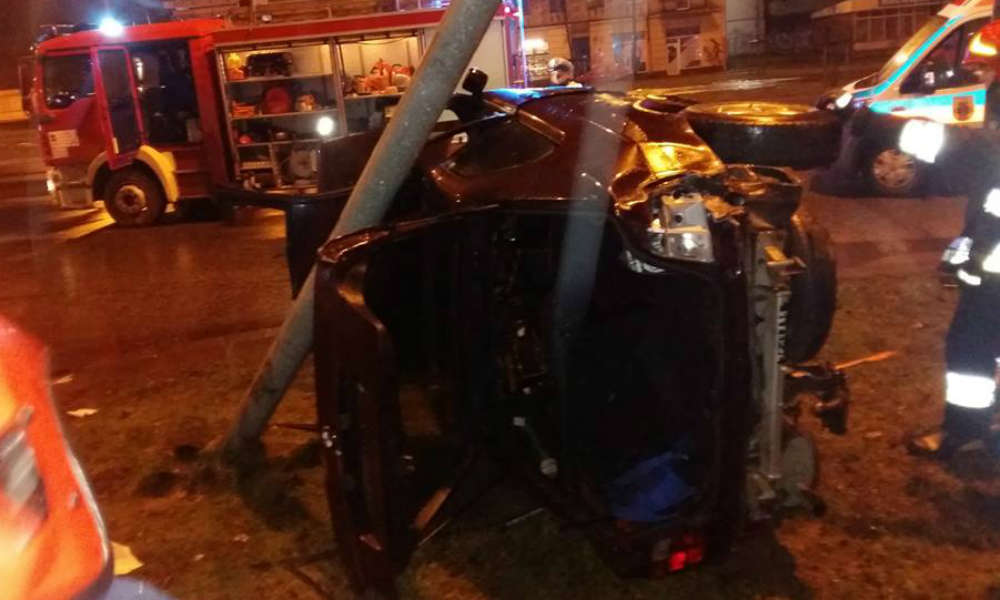 Dachowanie BMW na skrzyżowaniu w Łodzi Fot. Policja