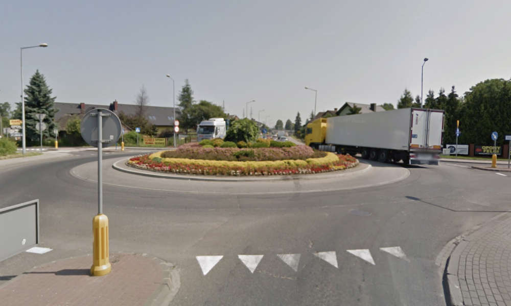 Przez to rondo w Oświęcimiu 44-latka przejechała prosto. Bo w ogóle nie zauważyła ronda. Źródło: google