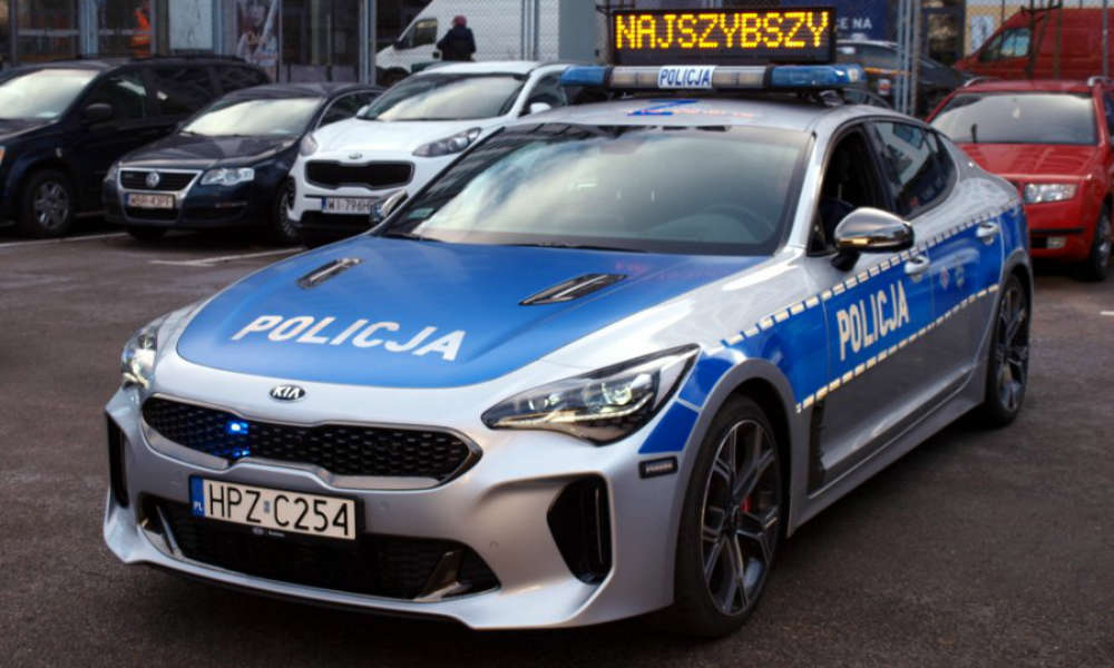 W warszawskiej policyjnej grupie "SPEED" oprócz nieoznakowanych radiowozów jeździ też KIA Stinger GT. Fot. Policja