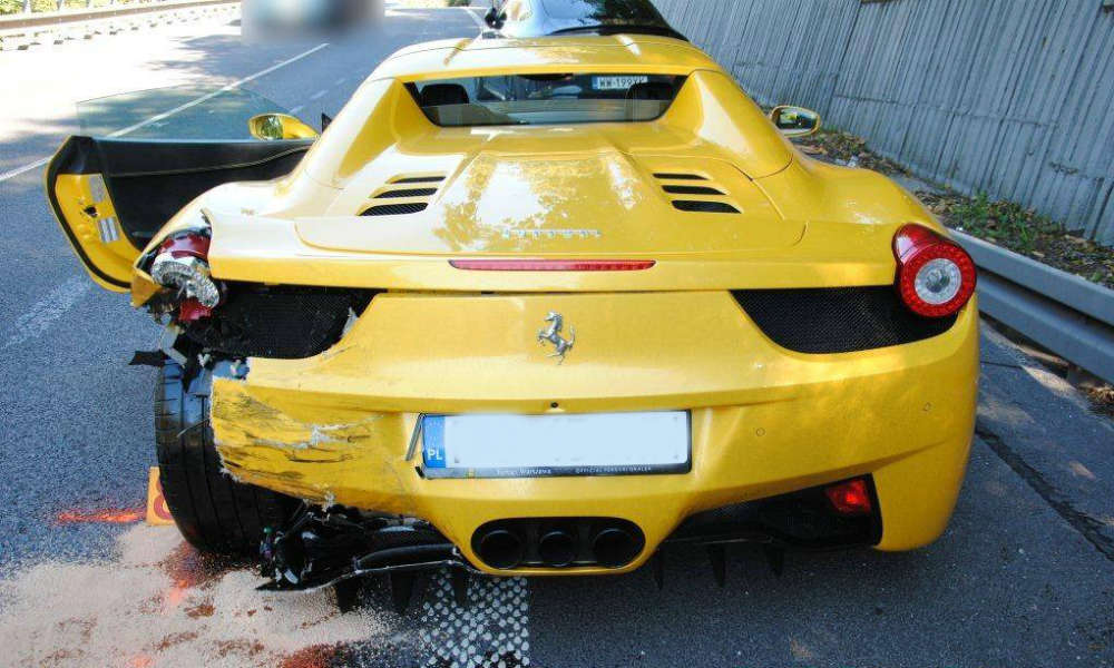 Ferrari z Polski rozbite w wypadku, do którego doszło 30 września 2018 r. w Dolnym Kubinie na Słowacji. Fot. mat. policji