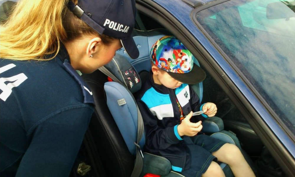 Dziecko w foteliku samochodowym Fot. Policja