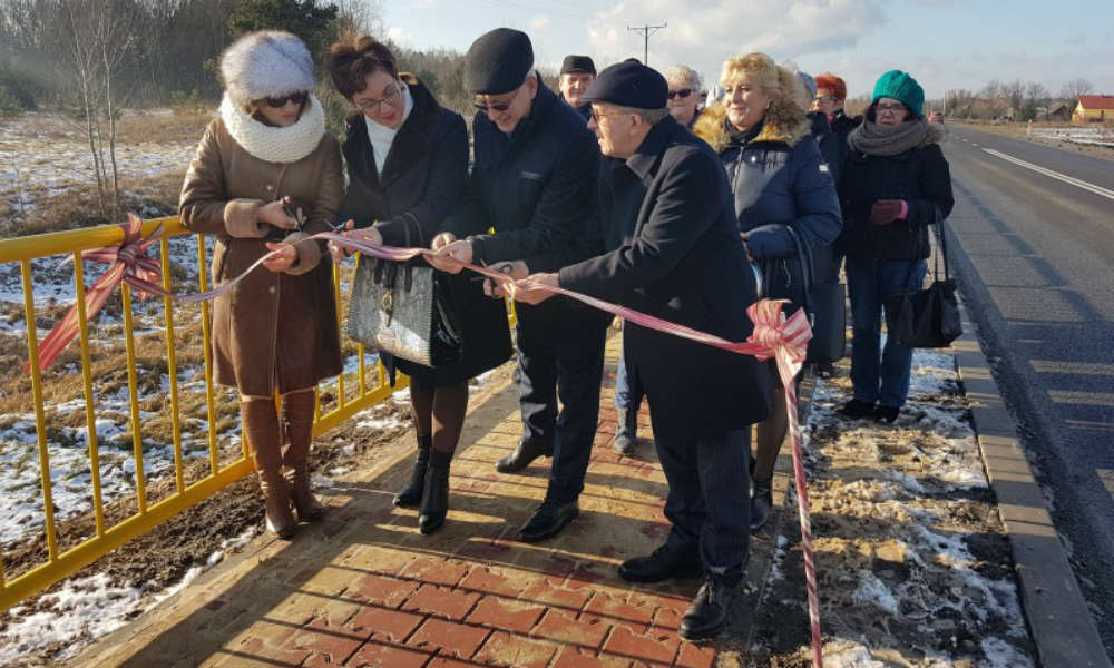W ubiegłym roku uroczyście oddano 1,6 km nowego chodnika w Kuczowie. Fot. GDDKiA