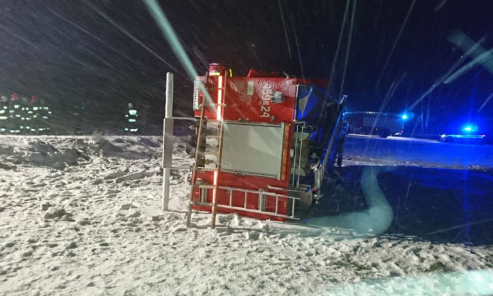 Strażacy z OSP Jaświły jechali do kolizji i sami mieli wypadek. 22-letni strażak wpadł w poślizg wozem strażackim Fot. Policja