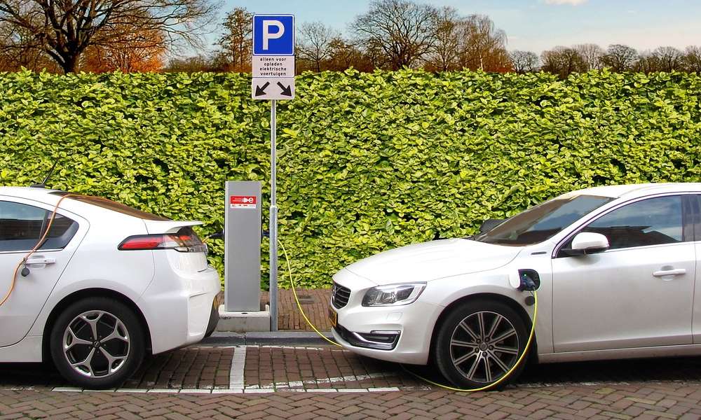 Ładowanie elektrycznych samochodów. Fot. CC0