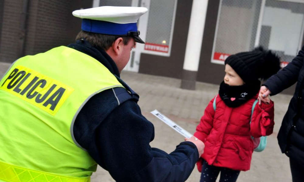 Policjant rozdający odblaski Fot. KGP