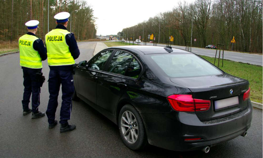 Policjanci ze Szczecina przy nieoznakowanym radiowozie BMW Fot. Policja