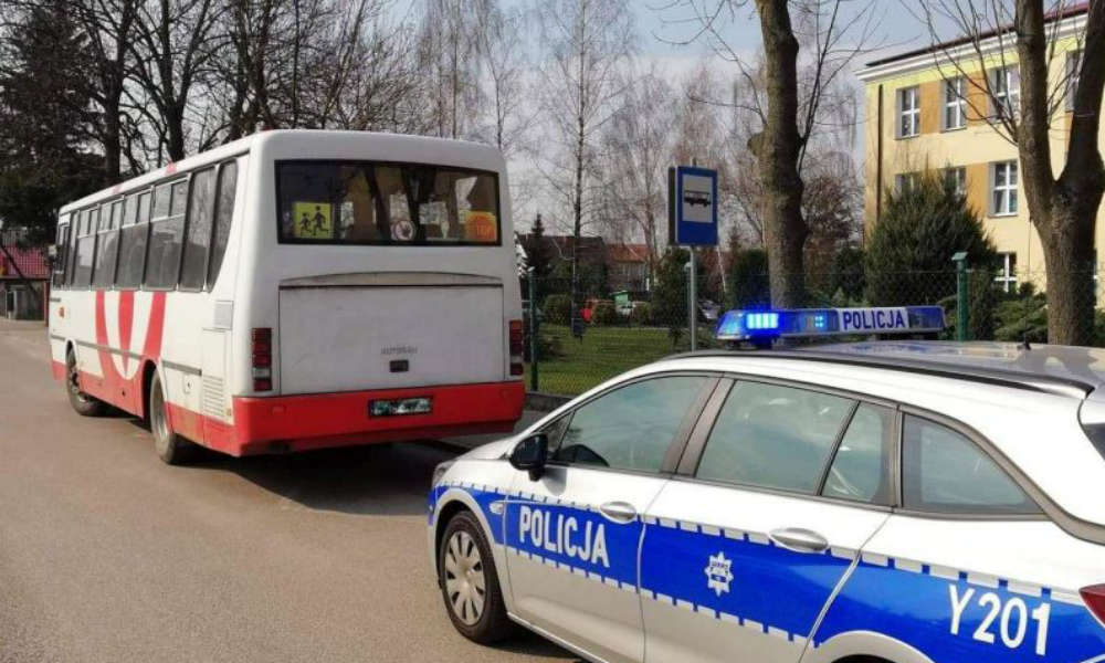 80-letni kierowca gimbusa w Płocku miał nieważne uprawnienia do kierowania. Autokar miał zepsute hamulce. Fot. Policja