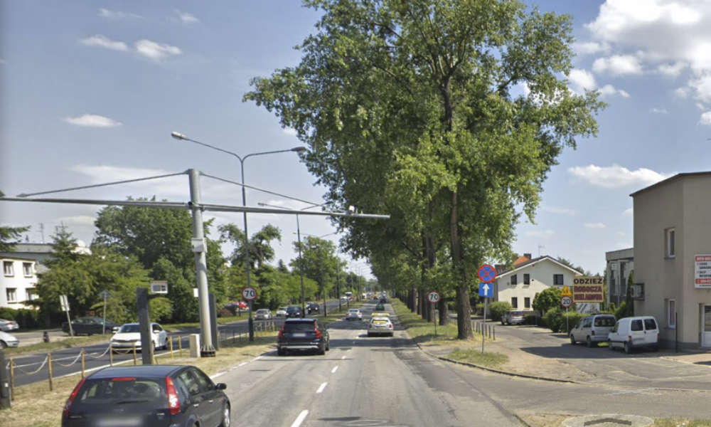 Fotoradar miejskiego systemu w Poznaniu na ul. Dąbrowskiego rejestruje ponad milion przekroczeń prędkości w 3 miesiące. Źródło: Google Maps