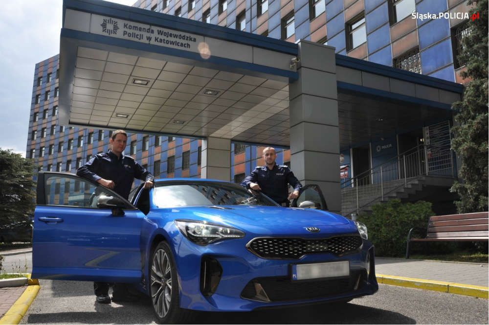 Policjanci, którzy eskortowali samochód z kobietą rodzącą dziecko. Fot. Policja