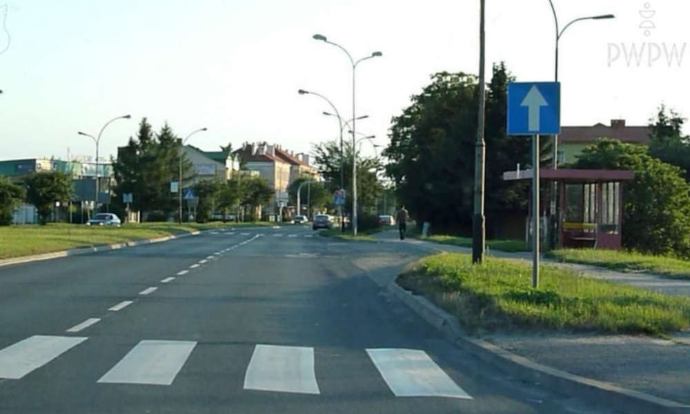 Jedno z pytań egzaminacyjnych na prawo jazdy brzmi tak: czy Czy na jezdni za tym znakiem pionowym możesz wykonać manewr cofania?