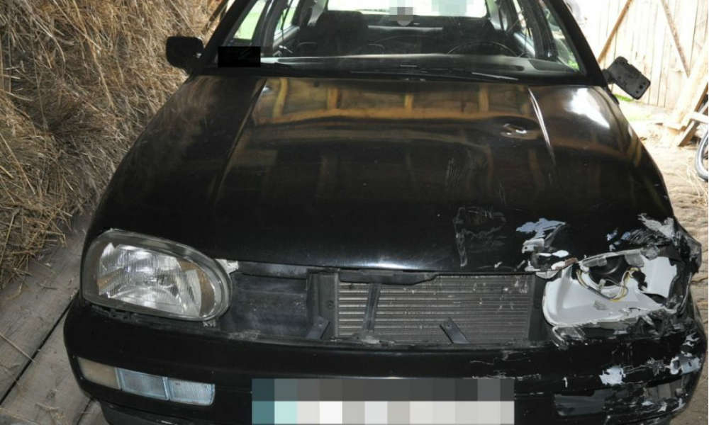 VW golf, którego kierowca zabił rowerzystę w Leszkowicach. Fot. Policja