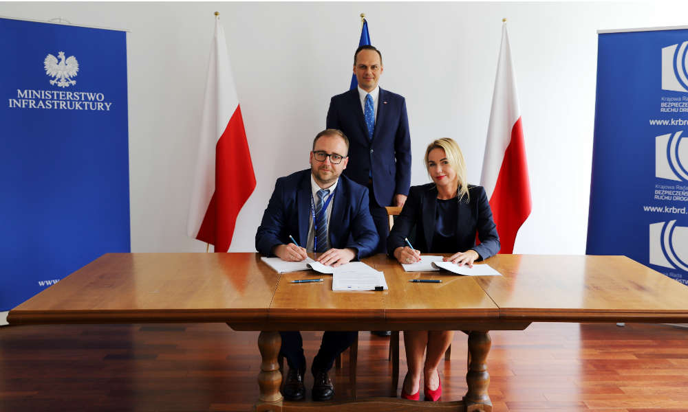Umowę z przedstawicielką firmy Usability Lab podpisał sekretarz Krajowej Rady BRD Konrad Romik. Na uroczystości obecny był wiceminister infrastruktury Rafał Weber Fot. MI