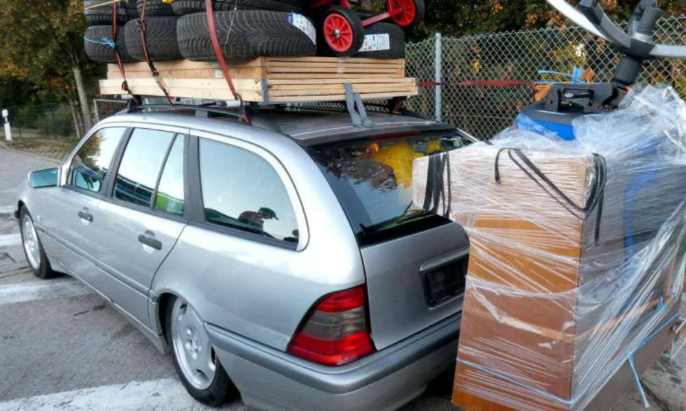 Samochód z przekroczoną wagą ładowności o 400 kg zatrzymany w Niemczech. Fot. Niemiecka policja