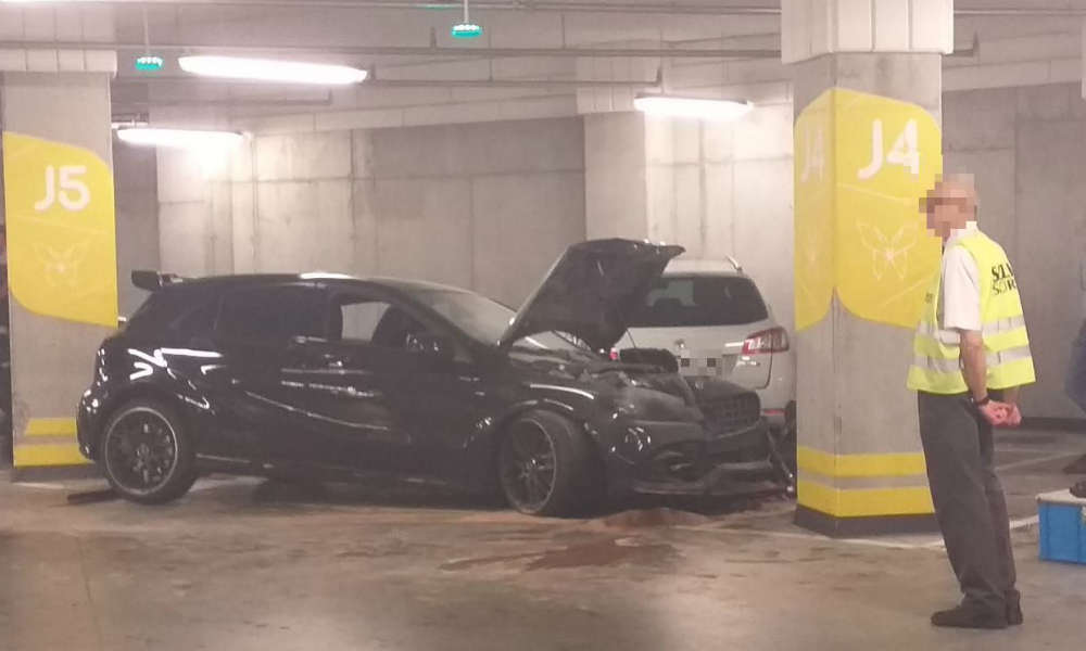 20-letni kierowca rozbił mercedesa na parkingu galerii handlowej. System samochodu sam wezwał pomoc. Fot. Policja