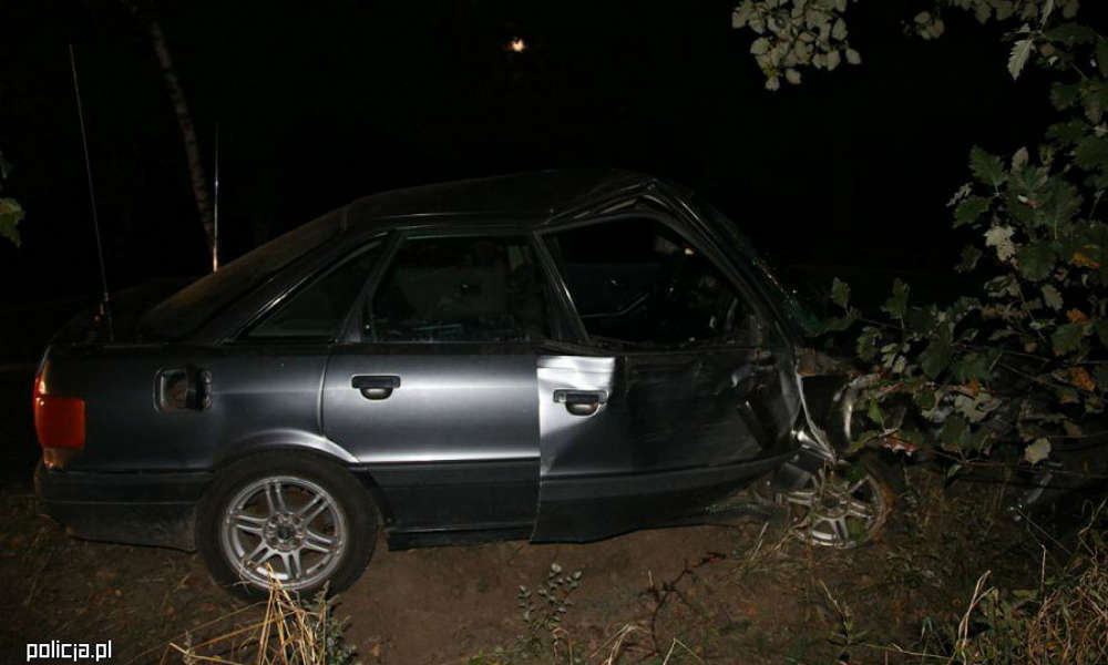 Pijany kierowca i jego kompan wyciągnęli ranną kobietę z samochodu i zostawili na polu. Nie przeżyła wypadku. Fot. Policja